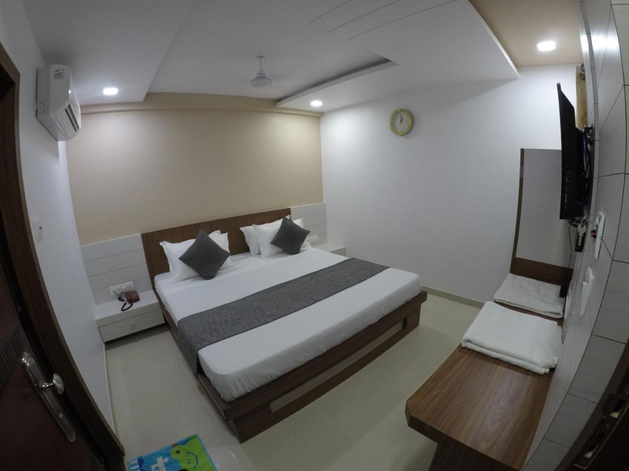 Hotel Ideal ヴァドーダラー エクステリア 写真