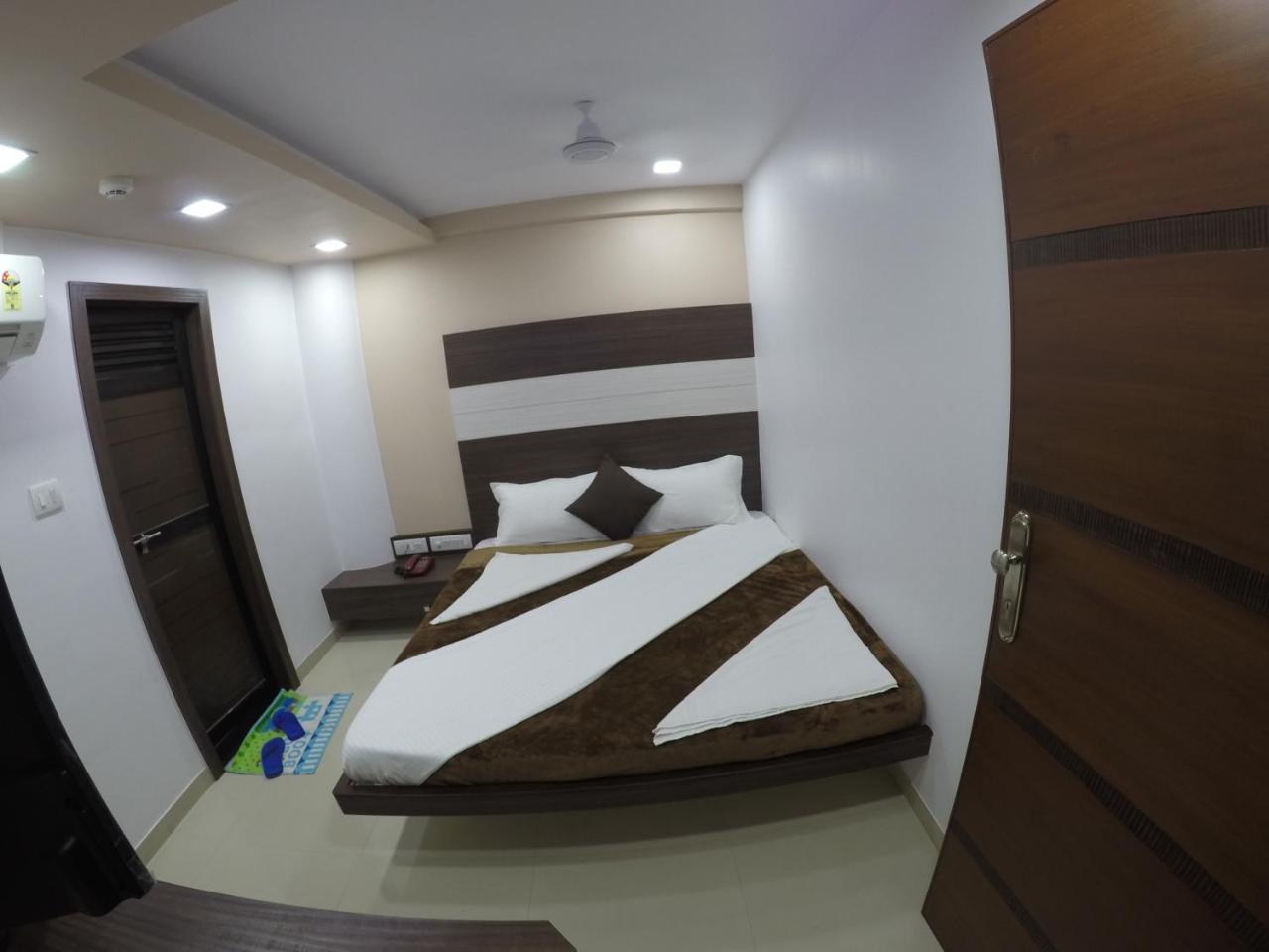 Hotel Ideal ヴァドーダラー エクステリア 写真